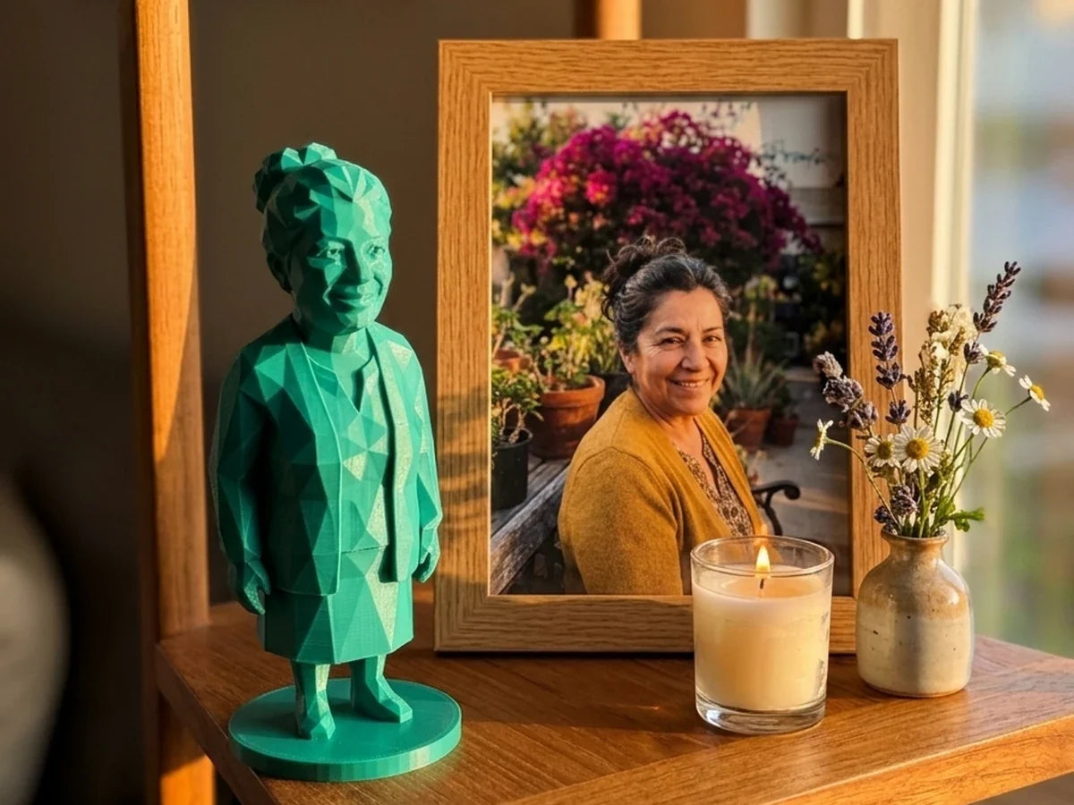 Figura conmemorativa low poly junto al retrato enmarcado, una vela y flores en una repisa
